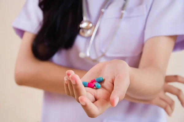 Toma de medicamentos recetados — Foto de Stock