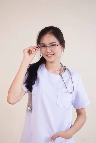 年轻女医生站立和微笑 — 图库照片