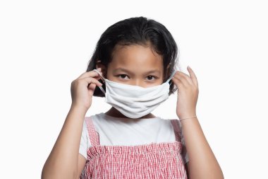 Çocuklar mikrop önleyici maskeler takıyor, karantinada toz ve hava zehirlenmesini önlüyor.