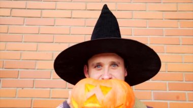 Jack latern kabak ile genç adam