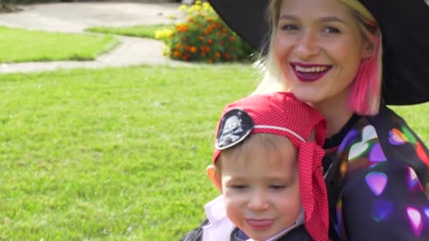 Madre e hijo en disfraces de Halloween sonriendo — Vídeo de stock