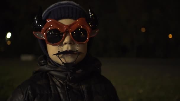 Jongetje duivel masker dragen op Halloweenfeest — Stockvideo