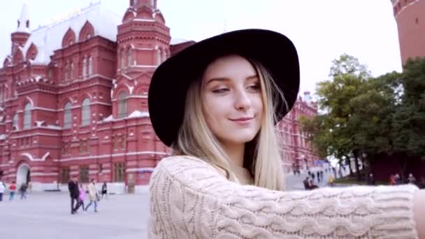 Moszkva, Oroszország, 24.07.2016: Fiatal nő, így selfie a Vörös téren Moszkva, Oroszország — Stock videók