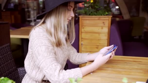 Fiatal nő, hogy egy kávézóban — Stock videók