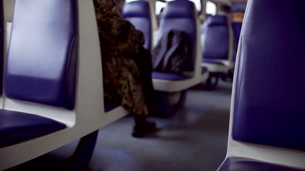 Menina adolescente digitando mensagem no telefone sentado no trem elétrico — Vídeo de Stock