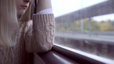 Tren pencere snuggling ve dışında seyir yorgun genç kız portre
