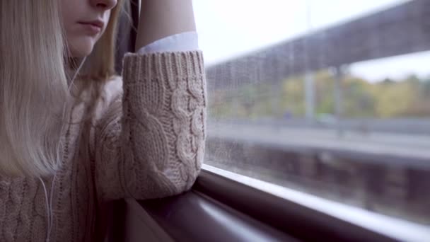 Stanco teen ragazza ritratto coccole il treno finestra e guardando fuori — Video Stock