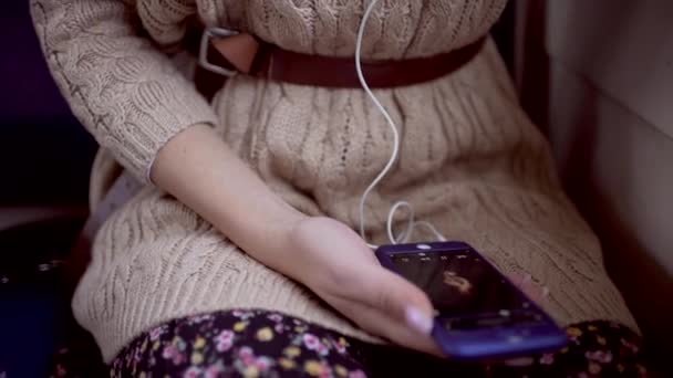 Девочка-подросток поёт про себя в электричке — стоковое видео