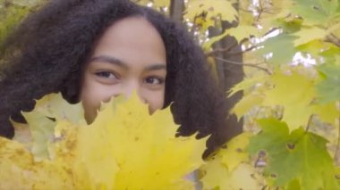 Sarı akçaağaç kokulu güzel siyah genç kız portresi