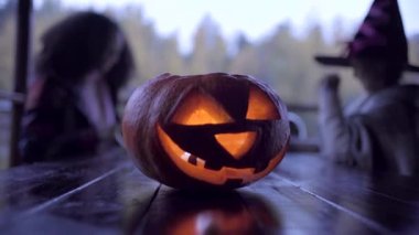 İki genç kız Candys ya parani ya canini Halloween sonra paylaşımı