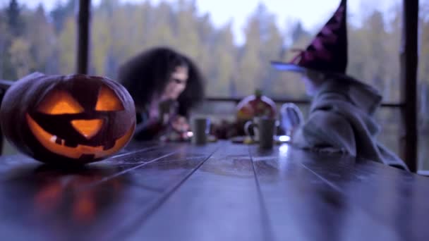 Дві дівчини-підлітки діляться цукерками після трюку або частування на Хеллоуїн — стокове відео