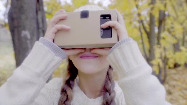 Девушка в мультипликационных очках виртуальной реальности — стоковое видео