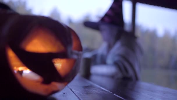 Twee tienermeisjes delen candys na truc of behandelen op Halloween — Stockvideo