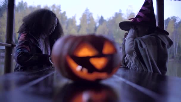 Twee tienermeisjes delen candys na truc of behandelen op Halloween — Stockvideo