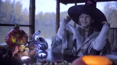 İki genç kız Candys ya parani ya canini Halloween sonra paylaşımı