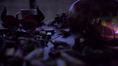 Cadılar Bayramı sembolü - jack olantern, iskelet, cadı şapka, şekerler ve ışıklar ile dekore edilmiş olan tablo