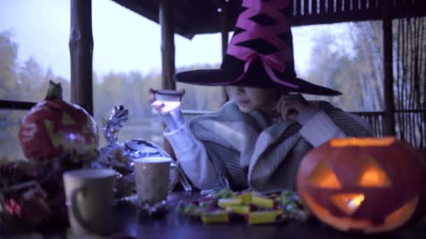 Duas meninas adolescentes compartilhando doces após truque ou deleite no Halloween — Vídeo de Stock