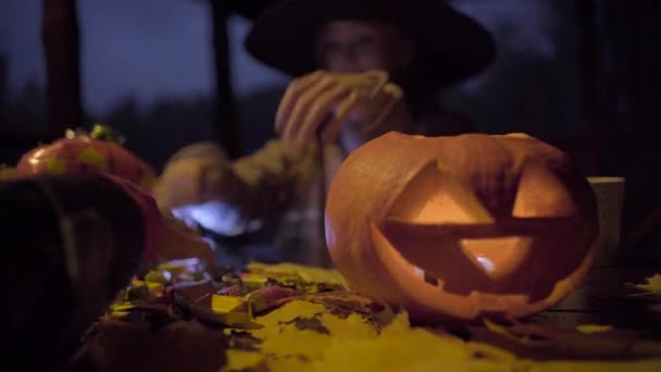 Duas meninas adolescentes compartilhando doces após truque ou deleite na noite de Halloween — Vídeo de Stock