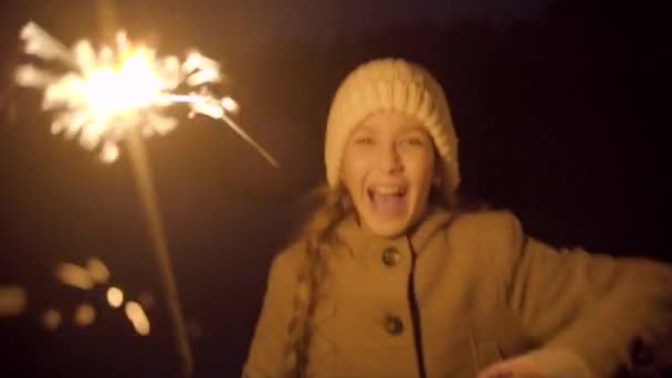 Meninas bonitos brincando com luz bengala — Vídeo de Stock