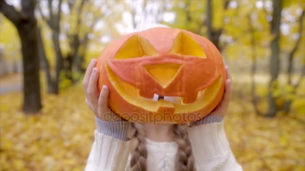 Linda chica retrato con jack olantern en Halloween — Vídeo de stock