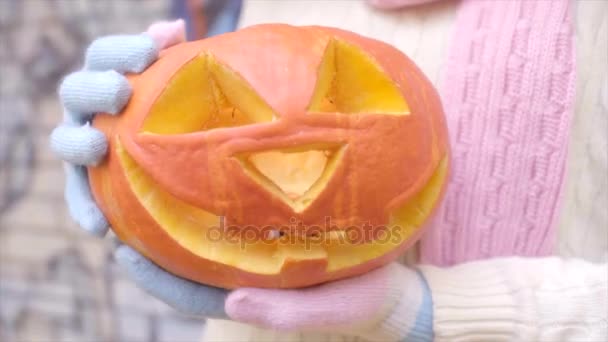 Джек Олантерн в девичьих руках на Хэллоуин — стоковое видео