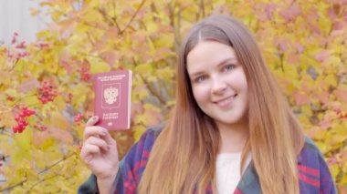 Rus pasaportu ile güzel kadın