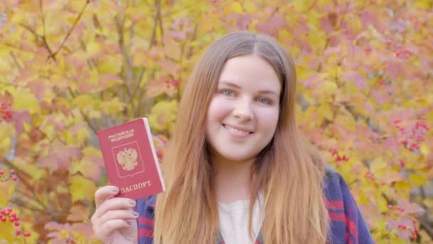 Hermosa mujer con pasaporte ruso — Vídeos de Stock