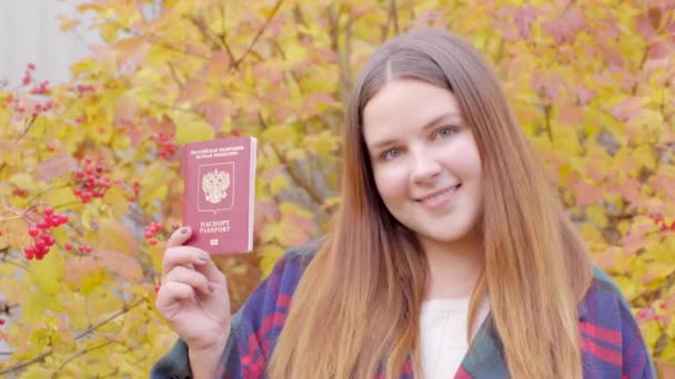 Mulher bonita com passaporte russo — Vídeo de Stock