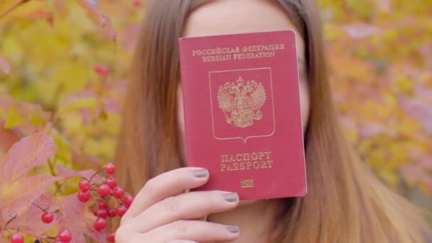 Hermosa mujer con pasaporte ruso — Vídeo de stock