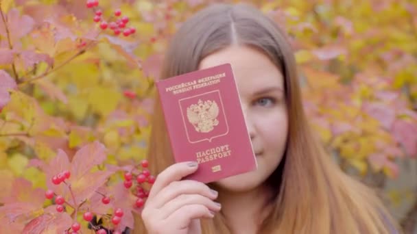Hermosa mujer con pasaporte ruso — Vídeo de stock