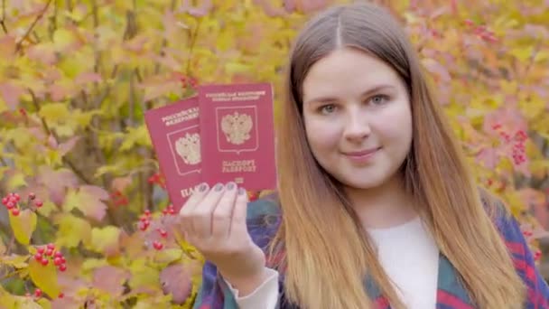 Hermosa mujer con dos pasaportes rusos — Vídeos de Stock