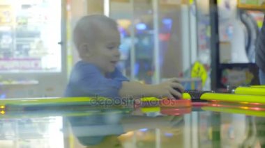 küçük çocuk oyun hava hokeyi