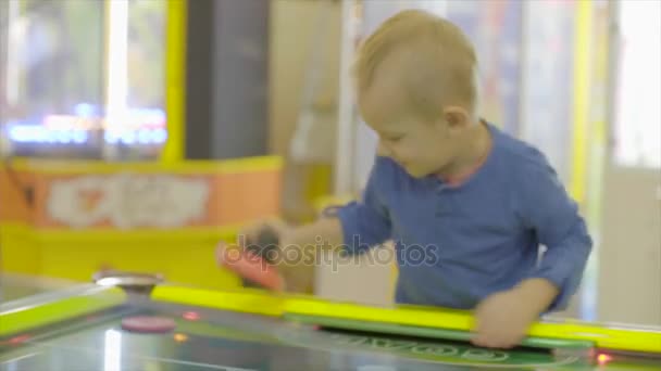 Little boy plaiying air hockey — Stock Video