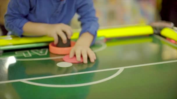 Pequeño niño jugando hockey sobre aire — Vídeos de Stock