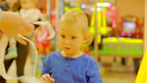 Niño pequeño con insignias en el parque de atracciones — Vídeos de Stock