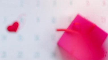 Uluslararası Kadınlar Günü gül yaprağı yağmur takvim sayfasında işaretlenmiş