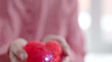 Olanlar kalp tutan eller