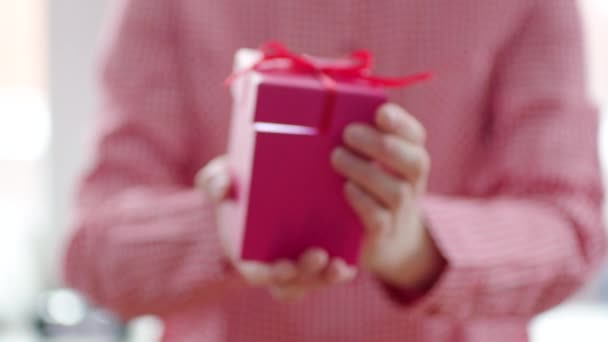 Cubierta de caja de regalo de elevación de mujer con cinta roja — Vídeos de Stock