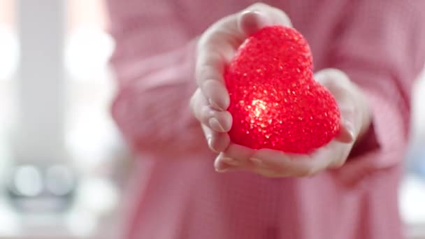 Mujer manteniendo el corazón en sus manos — Vídeos de Stock