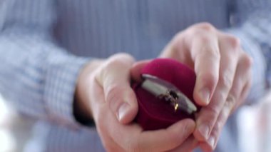 Adam onunla evlenmek isteyen yakın çekim