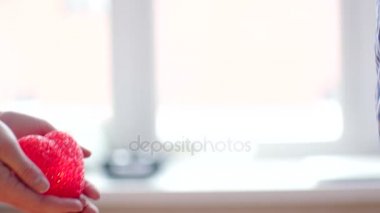 Kadının elleri yanan kalp sevgilisi için giving uzağa