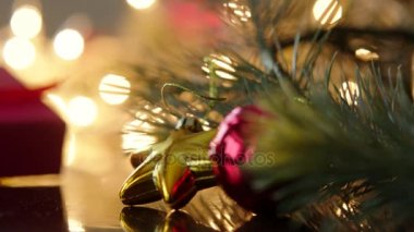 Hediye kutusu ile Noel dekorasyon ve ışıklar boken arka planda