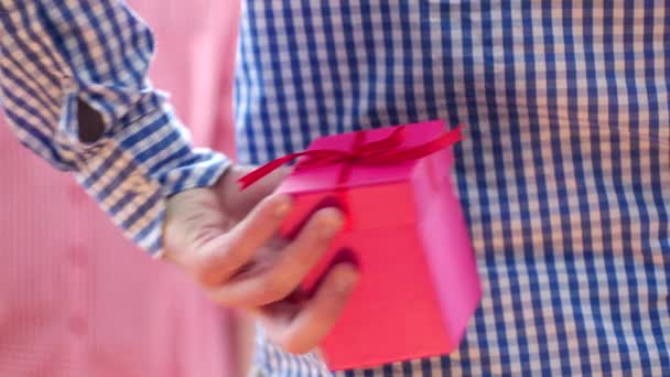 Primer plano del hombre dando un regalo a la mujer — Vídeos de Stock