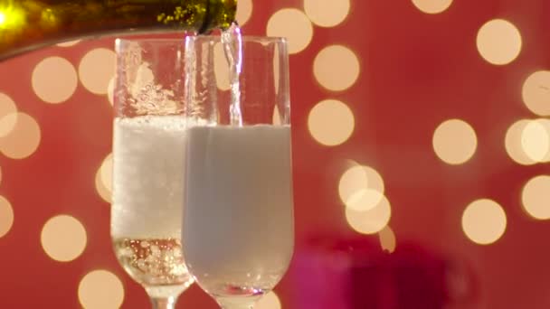 Trouwringen en twee glazen gevuld met champagne — Stockvideo
