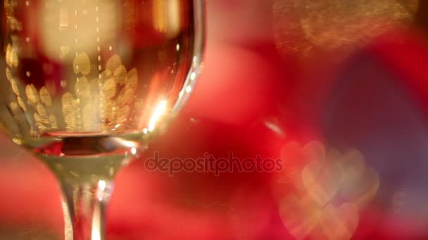 Champagne bubliny a snubní prsteny — Stock video
