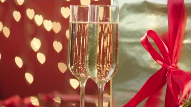 Champagne et coffret cadeau avec sapin le soir du Nouvel An — Video