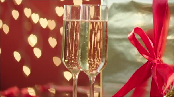 Noel gecesi çam ağacıyla şampanya ve hediye kutusu — Stok video