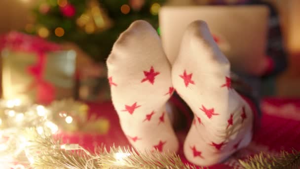 Κοντινό πλάνο γυναικεία πόδια σε κάλτσες Χριστουγέννων χορός την παραμονή των Χριστουγέννων — Αρχείο Βίντεο