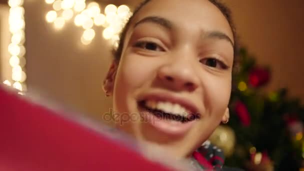 Joyeux cadeau d'ouverture de jeune fille adolescent et souriant joyeusement sur la fête du Nouvel An — Video