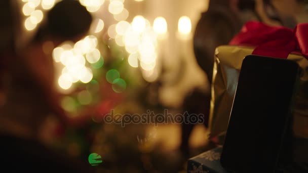 Téléphone hors ligne avec boîte cadeau et hors foyer femme décoration arbre de Noël sur le fond 